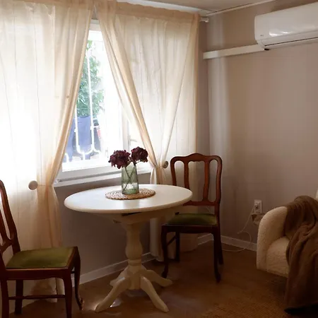 Hidden Courtyard Gem - House In Center