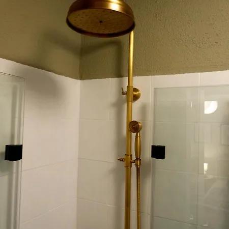 Hidden Courtyard Gem - House In Center Lägenhet