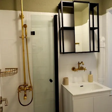 Hidden Courtyard Gem - House In Center Apartament *