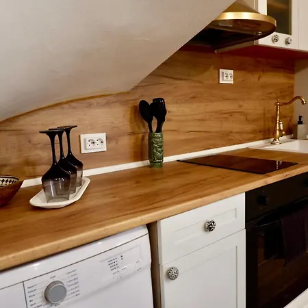 Hidden Courtyard Gem - House In Center Apartament