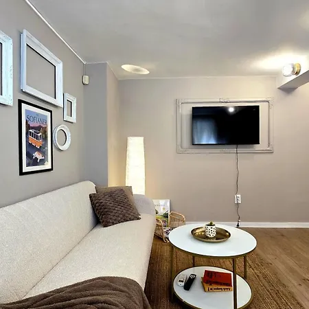 Hidden Courtyard Gem - House In Center *